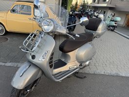 Piaggio Vespa GTS Super 300