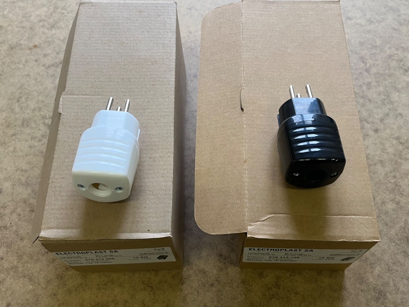 Spine: Stecker Typ 15, 9 x weiss, 9 x schwarz, ELECTROPLAST – Nuovo (secondo la descrizione) da Netstal venduto da spaltflo01 1