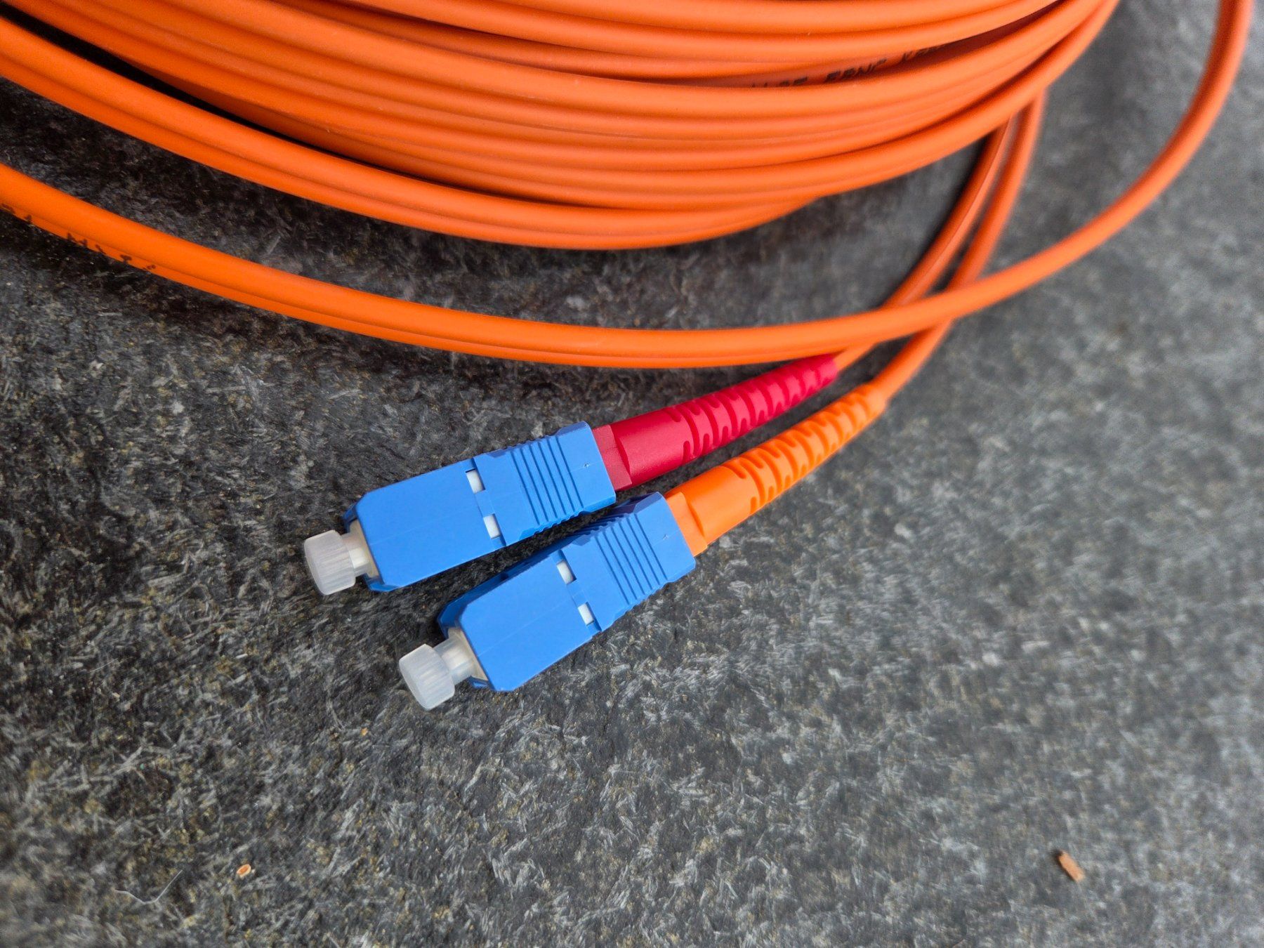 Câbles: Glasfaser-Patchkabel Duplex SC-SC 30m Multimode 50/125 µm – D'occasion à Unterägeri par mar_6mls