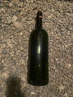 Grosse Vintage-Wein-Flasche, leer, ideal für Dekoration.