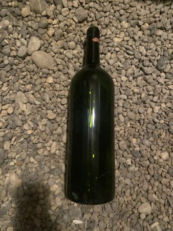 Grosse Vintage-Wein-Flasche, leer, ideal für Dekoration.