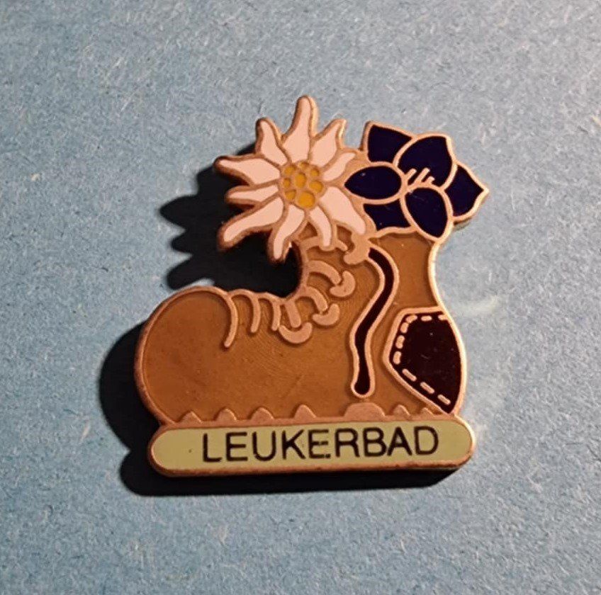 Plaketten & Abzeichen: Pin Wanderschuh Leukerbad – Gebraucht aus Härkingen von specialshapes