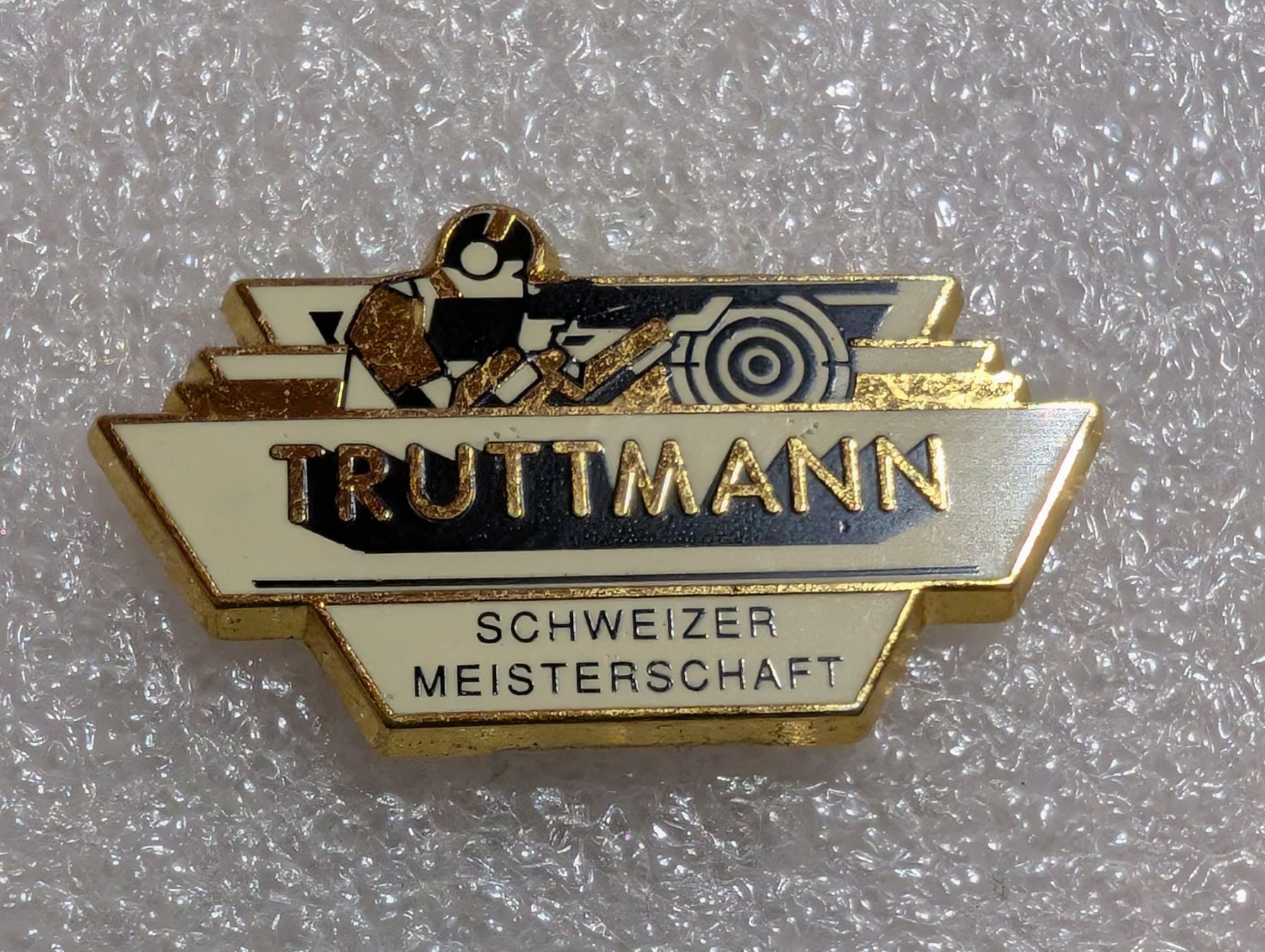 Plaketten & Abzeichen: Ansteckpin 269: Truttmann Schweizer Meisterschaft – Gebraucht aus Oppligen von Pin-Fall-Shop