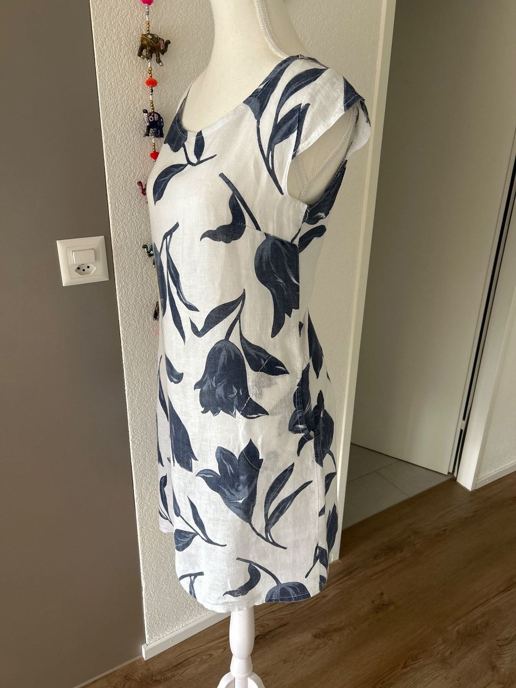Kleider: Schönes Sommerkleid weiss mit Blumenmuster – Gebraucht aus Brunnen von Nala2929 4