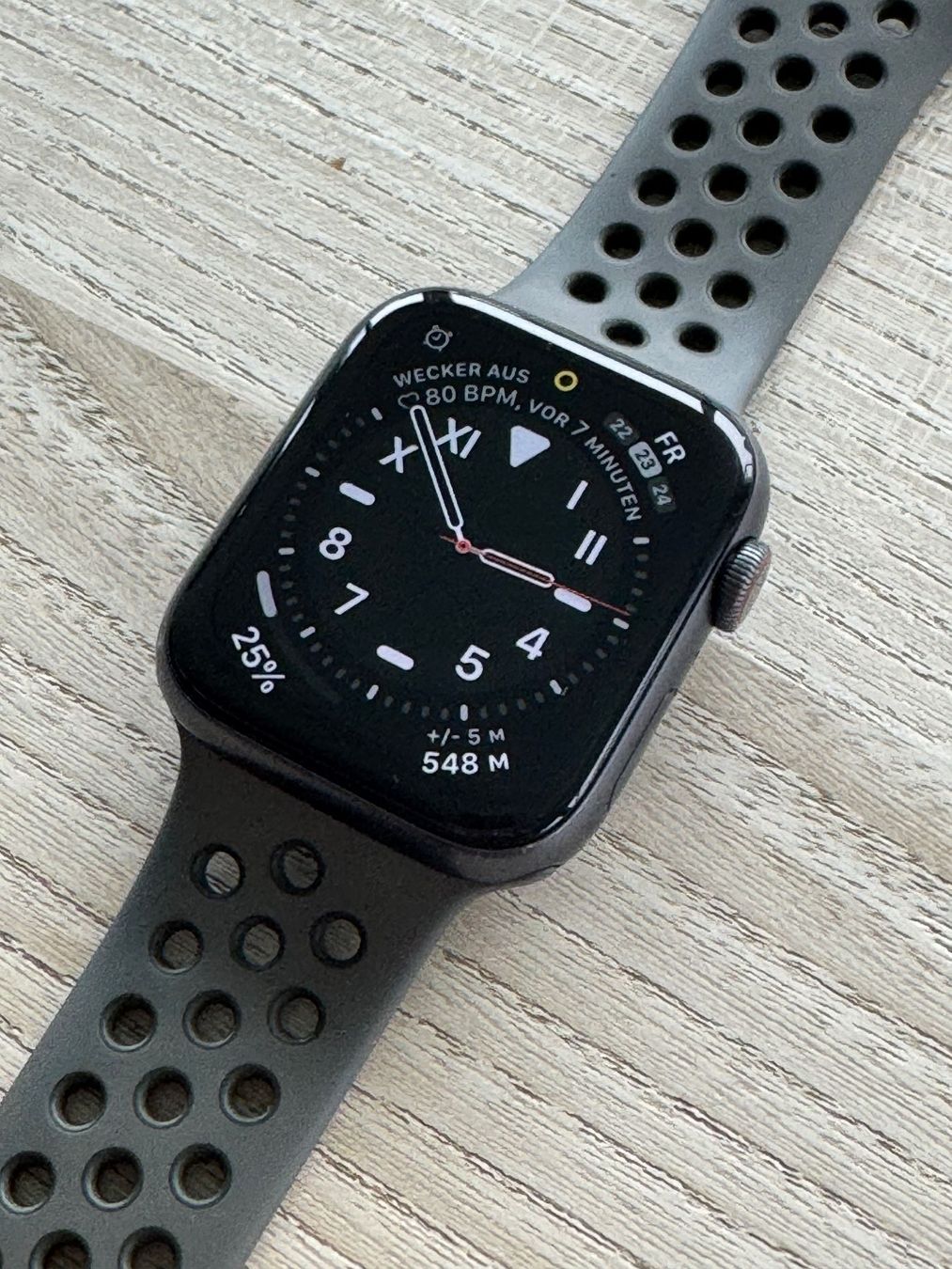 Apple Smartwatch: Apple Watch Series 6 44mm Space Grey Aluminium CEL – Usato da Oberrohrdorf venduto da Peewee15 1