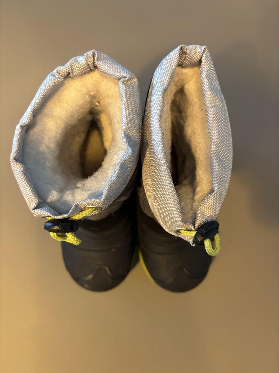 Chaussures garçon: Kinder Winterstiefel Grösse 25  – D'occasion à Geroldswil par ele_7hkp 1