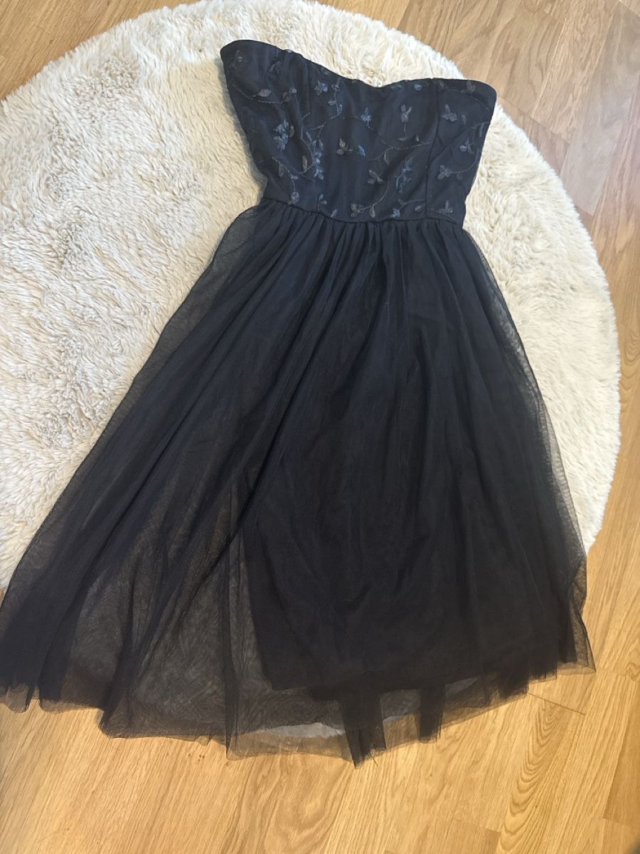 Only Vestiti: Schwarzes Tulle Kleid – Usato da Sevelen venduto da Shelly