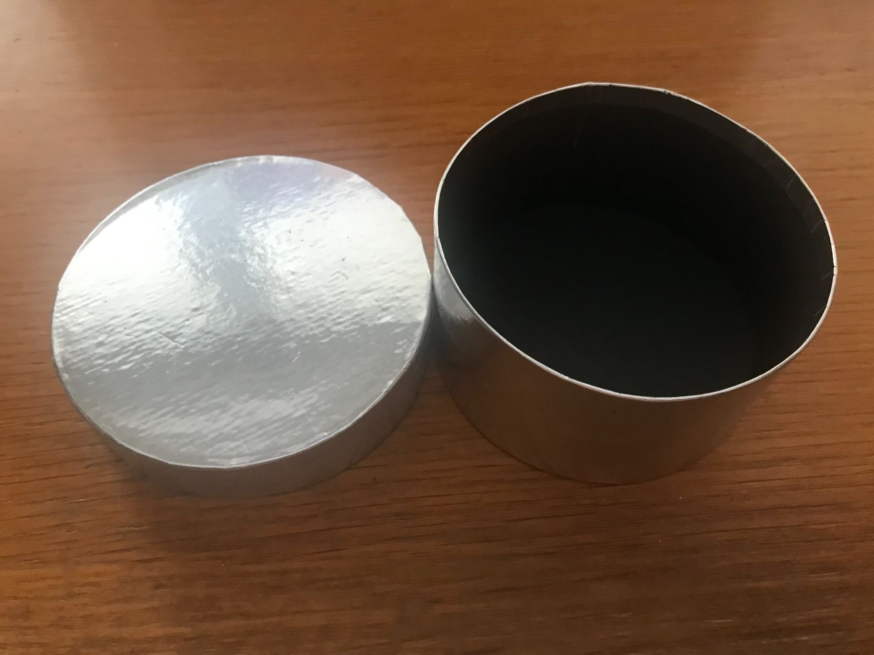 Altro in Decorazioni & Accessori: runde Kartonbox silbrig – Usato da Luzern venduto da mey_s13 1