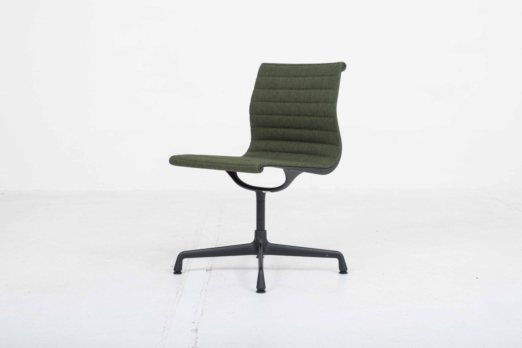 Vitra Sedie: Vitra EA 101 Dine Chair von Eames in Hopsak Nero/Forest – Usato da Zürich venduto da STUZH38 1