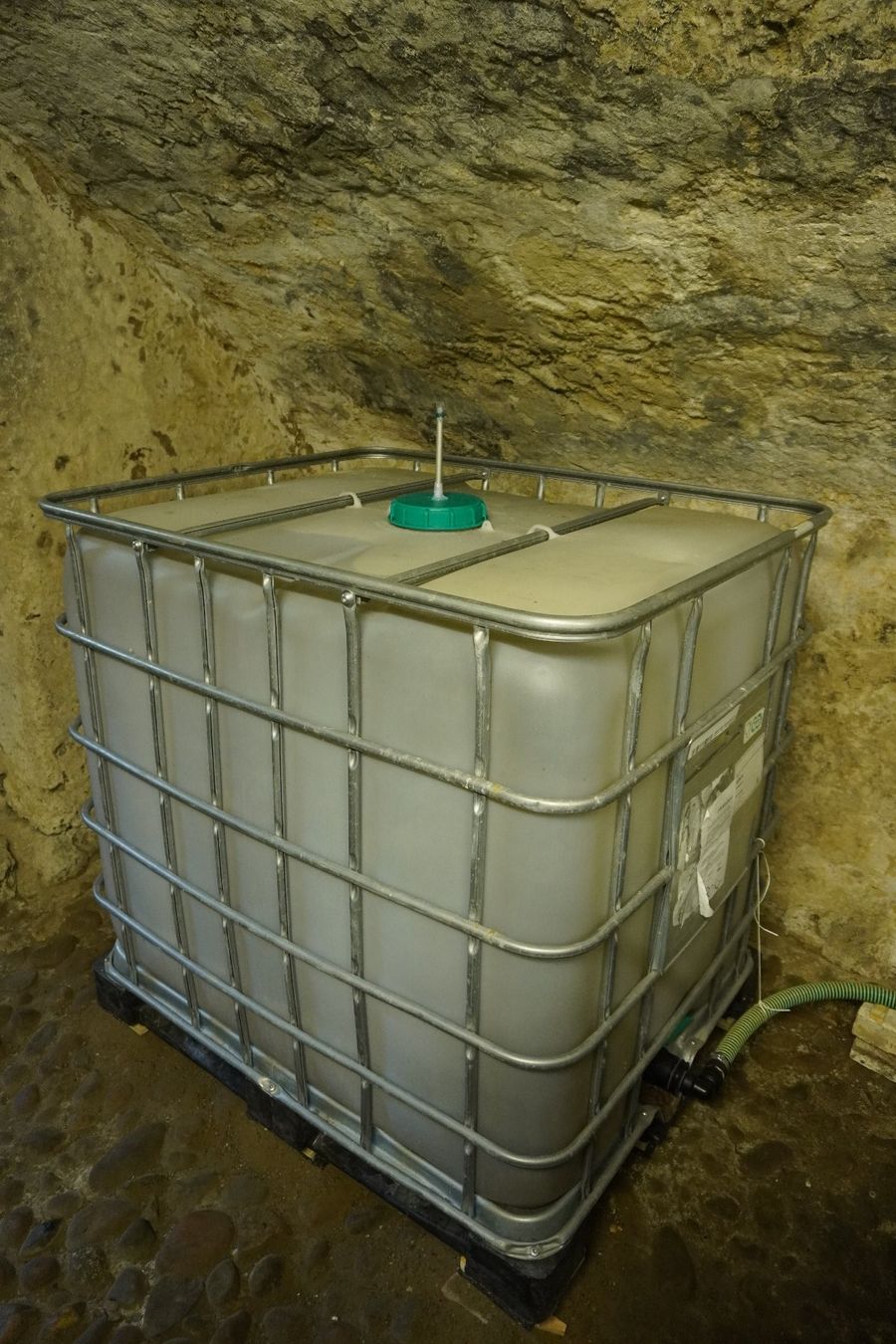 Abbeveratoi e trogoli: IBC Container 1000L Regenwassertank, Gartenbewässerung – Usato da Thunstetten venduto da blob87 2