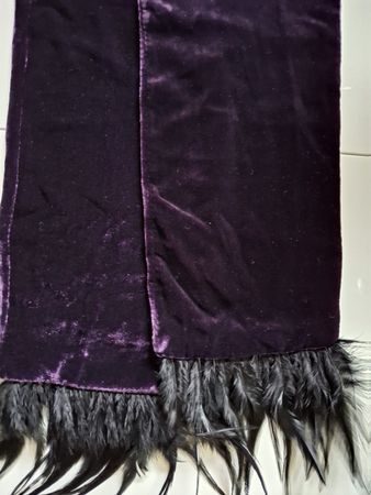 Echarpe aubergine en velours frappé avec plumes noires 