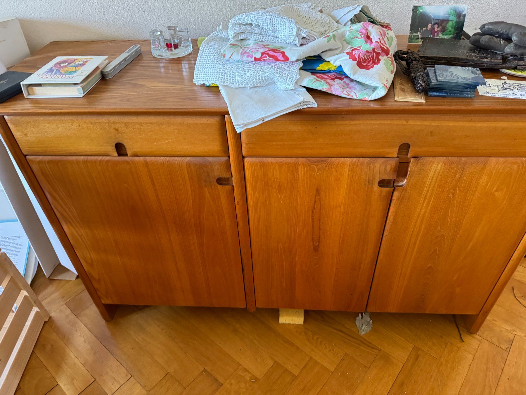 Tischset: TABLE AVEC 4 CHAISES ET COMMODE TROIS PORTE EN BOIS D'ORME – Gebraucht aus Morges von argento.oro.65 9