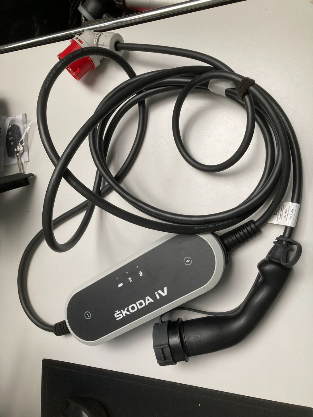 Cavi: ŠKODA iV E-Auto Ladekabel und Stecker Type2 – Usato da Cham venduto da WB2223