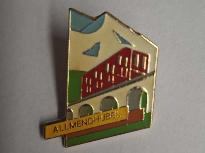 Placchette & Badge: Pin Allemendhubel Bahn - Box 50 – Usato da Köniz venduto da Pinscollect
