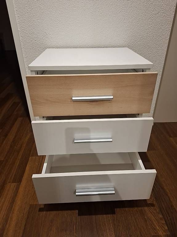 Nachttische: Nachttisch Holz/Weiss mit 3 Schubladen – Gebraucht aus Villmergen von DAGA_9796 4