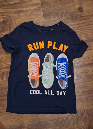 Kinder T-Shirt dunkelblau Grafik Schuhe Grösse 110