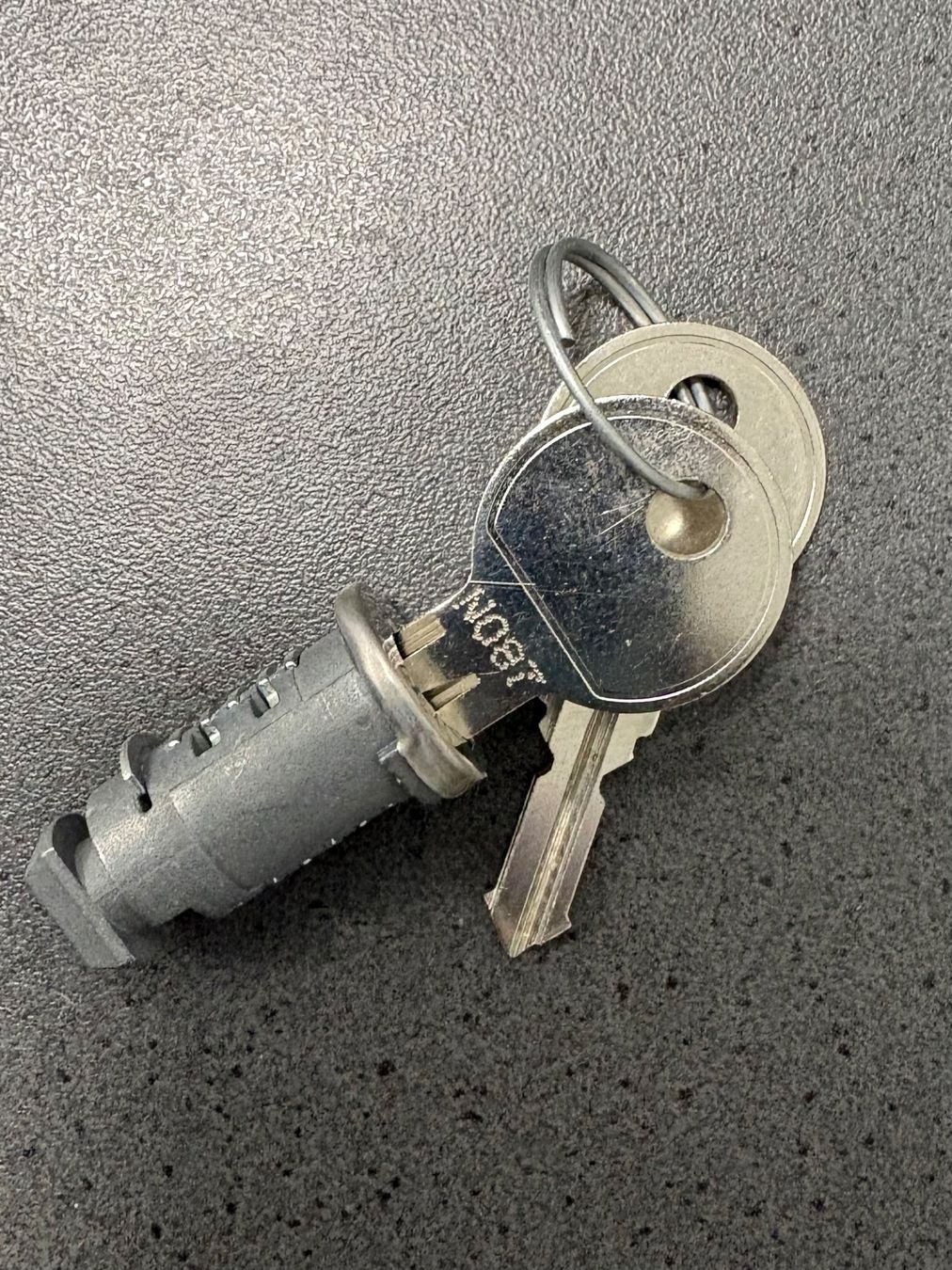 Schliesszylinder: Thule Schloss mit zwei Schlüsseln N087 – Gebraucht aus Reiden von This83