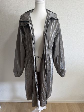 Oysho langer leichter Parka / Regenmantel Metallic Grau – Gr