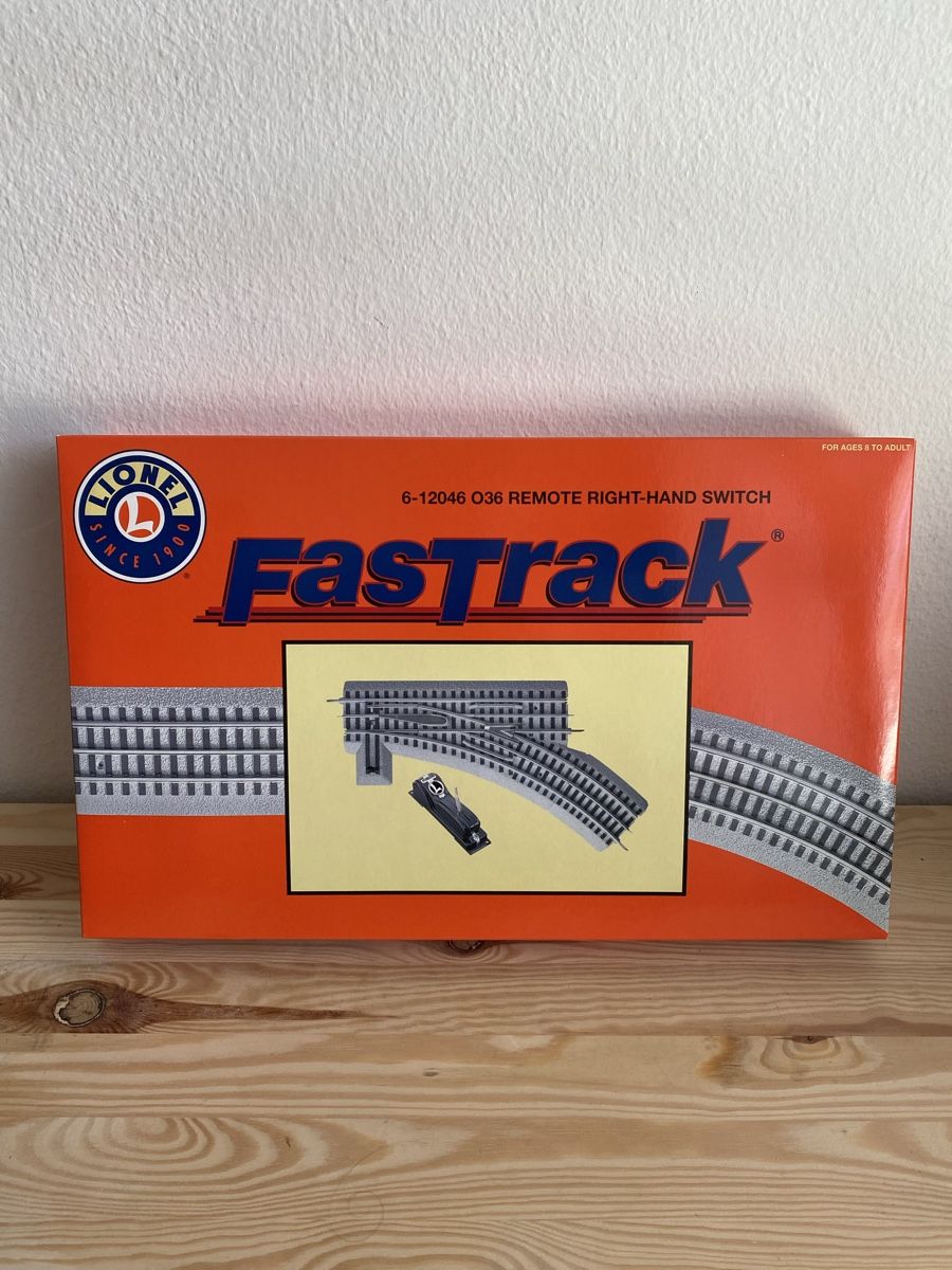 Lionel Modellini di ferrovie: Lionel Fastrack O36 Remote Right-Hand Switch 6-12046 – Nuovo e nell'imballaggio originale da Luzern venduto da fairflip
