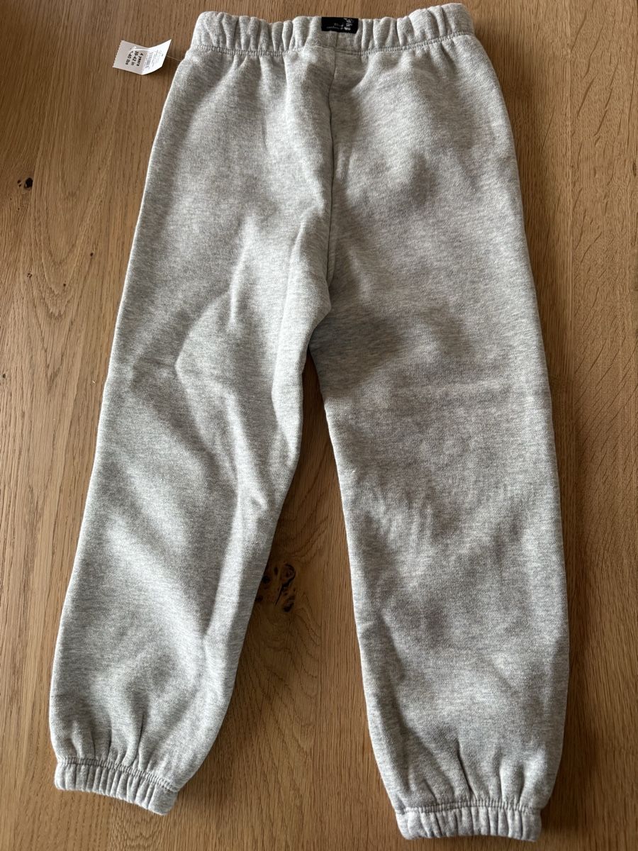 Gap Lotti di vestiti: GAP Disney Trainer Mickey Mouse Grösse 4Y – Nuovo e nell'imballaggio originale da Goldswil venduto da Fisel 7