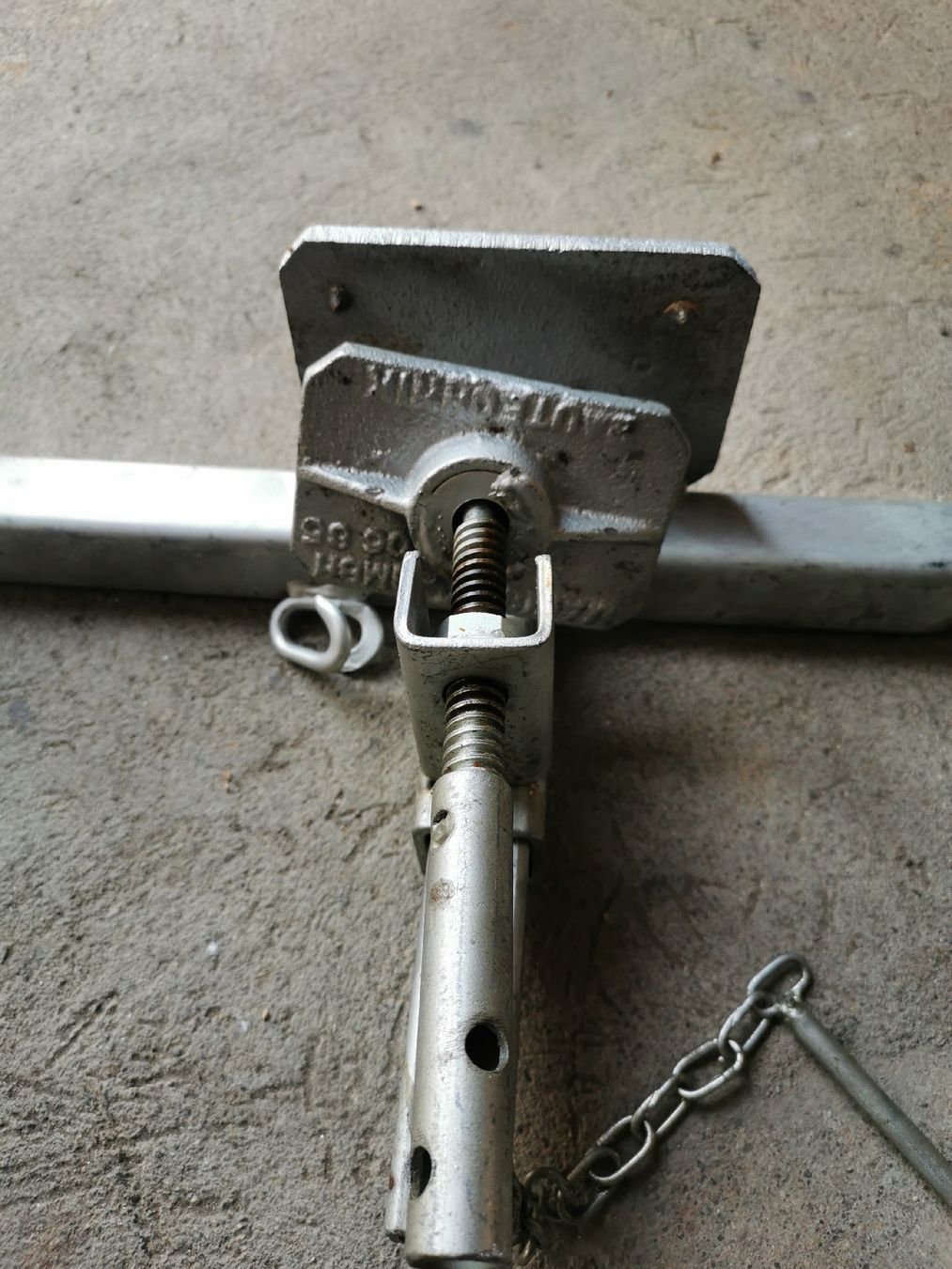 Ponteggi: SPARRENZANGE GERÜSTBAU-ELEMENT (STEILDACH) – Usato da Küssnacht am Rigi venduto da DB_Shop 1