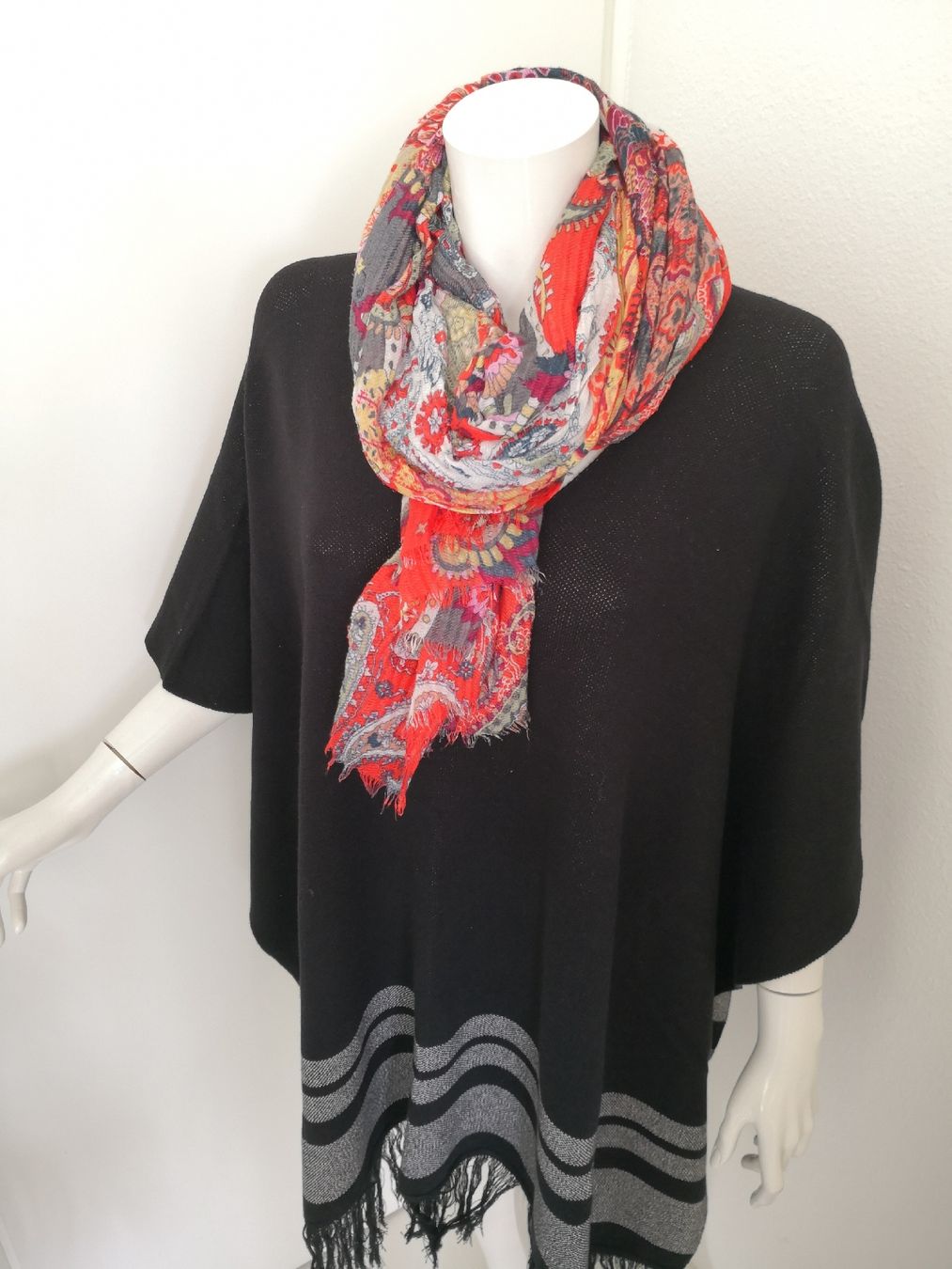 Foulard & Sciarpe: 🤩SCHAL MULTIFARBIG MIT PERSLEY-MUSTER – Usato da Olten venduto da Naja-Twins-Twins 3