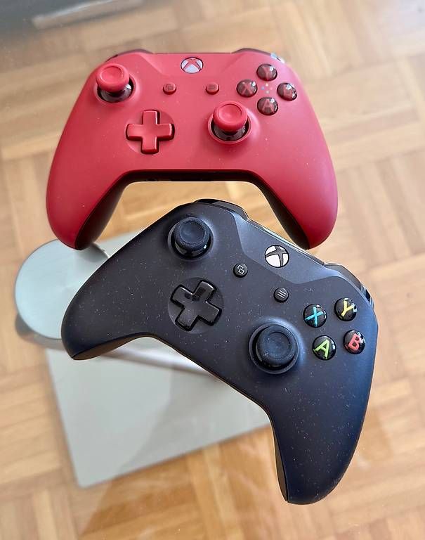 Controller: 2x Xbox Wireless Controller (schwarz & rot) – Gebraucht aus Kilchberg ZH von yoa_7ndh
