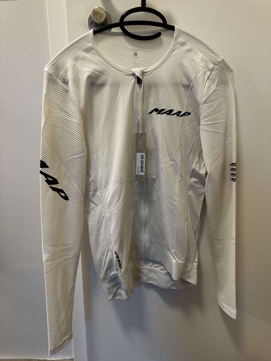 Canottiere & Pantaloni: MAAP Cycling Emerge LS Jersey – Nuovo e nell'imballaggio originale da Carouge GE venduto da cytoplan