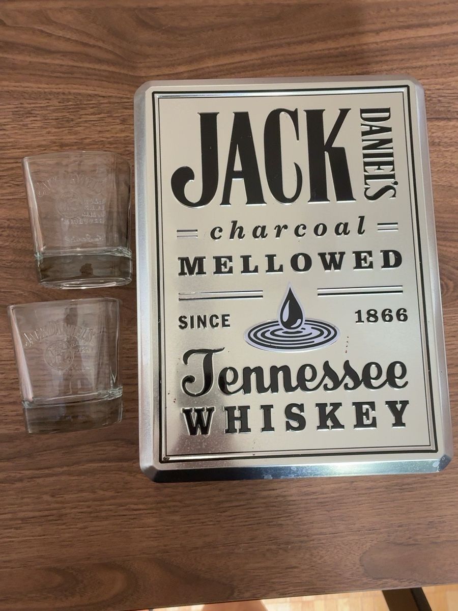 Toutes les décorations: Jack Daniel's Whiskey Blechdose mit 2 Gläsern gebraucht – Neuf (Voir description) à Arbon par car_v2zm