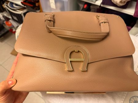 AIGNER Leder-Handtasche – Taupe/Camel – goldfarbene Details