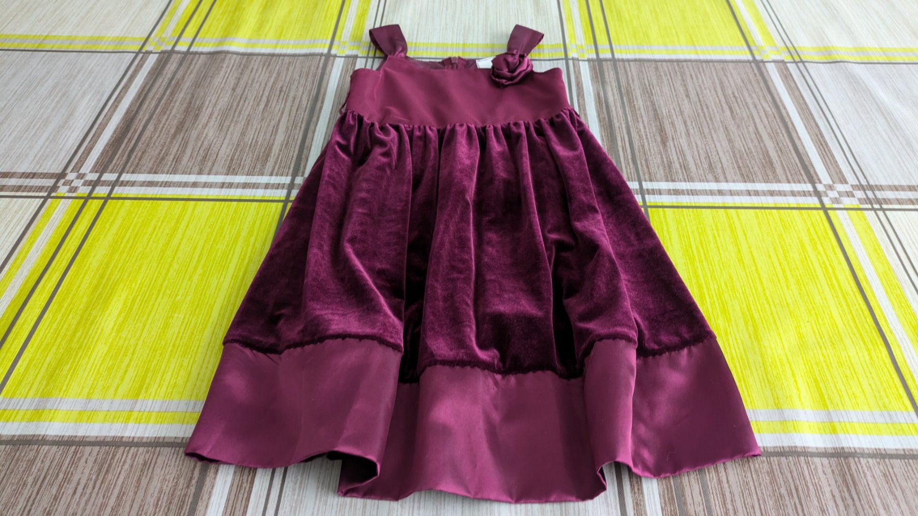 C&A Vestiti & Gonne: Schönes Kleid - Samt - Gr. 104 – Usato da Staufen venduto da Fleby84 1