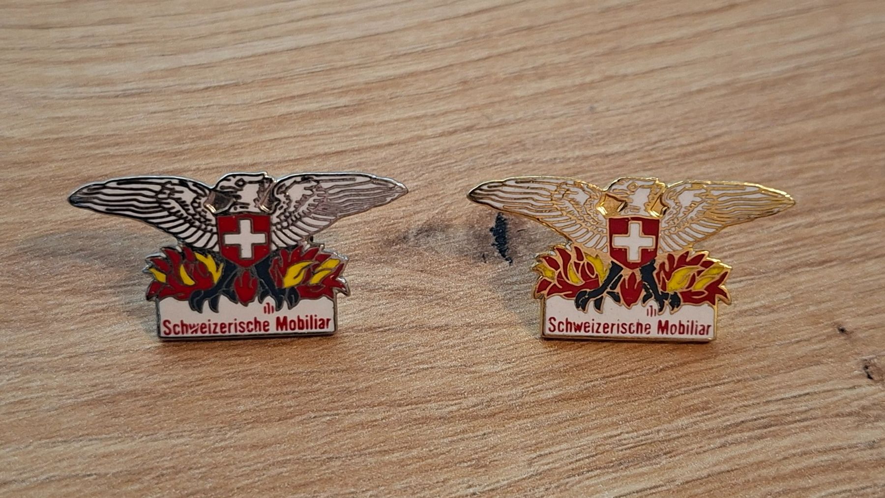 Plaquettes & Badges: 2x Schweizerische Mobiliar Ansteckpin – D'occasion à Goldau par Sarantantan