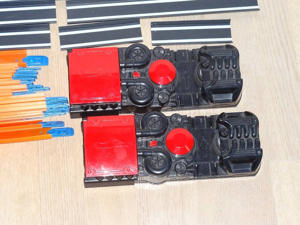 Spielzeuge: 2 Hot Wheels Power Booster mit Erweiterungs Track Builder – Gebraucht aus Diessenhofen von Stephanla52 1