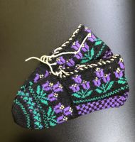 Handgestrickte Hausschuhe Grösse 38/39 lila Blumemotiv