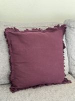 Gemütliches Dekokissen in Violett mit Fransen 50x45 cm