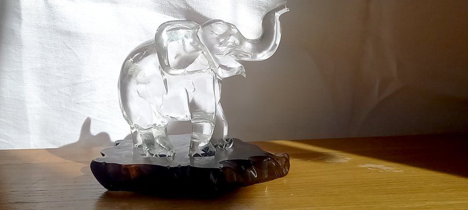 Statuette: Éléphant en verre sur support bois – Usato da Ponts-de-Martel venduto da Henri-Louis 1