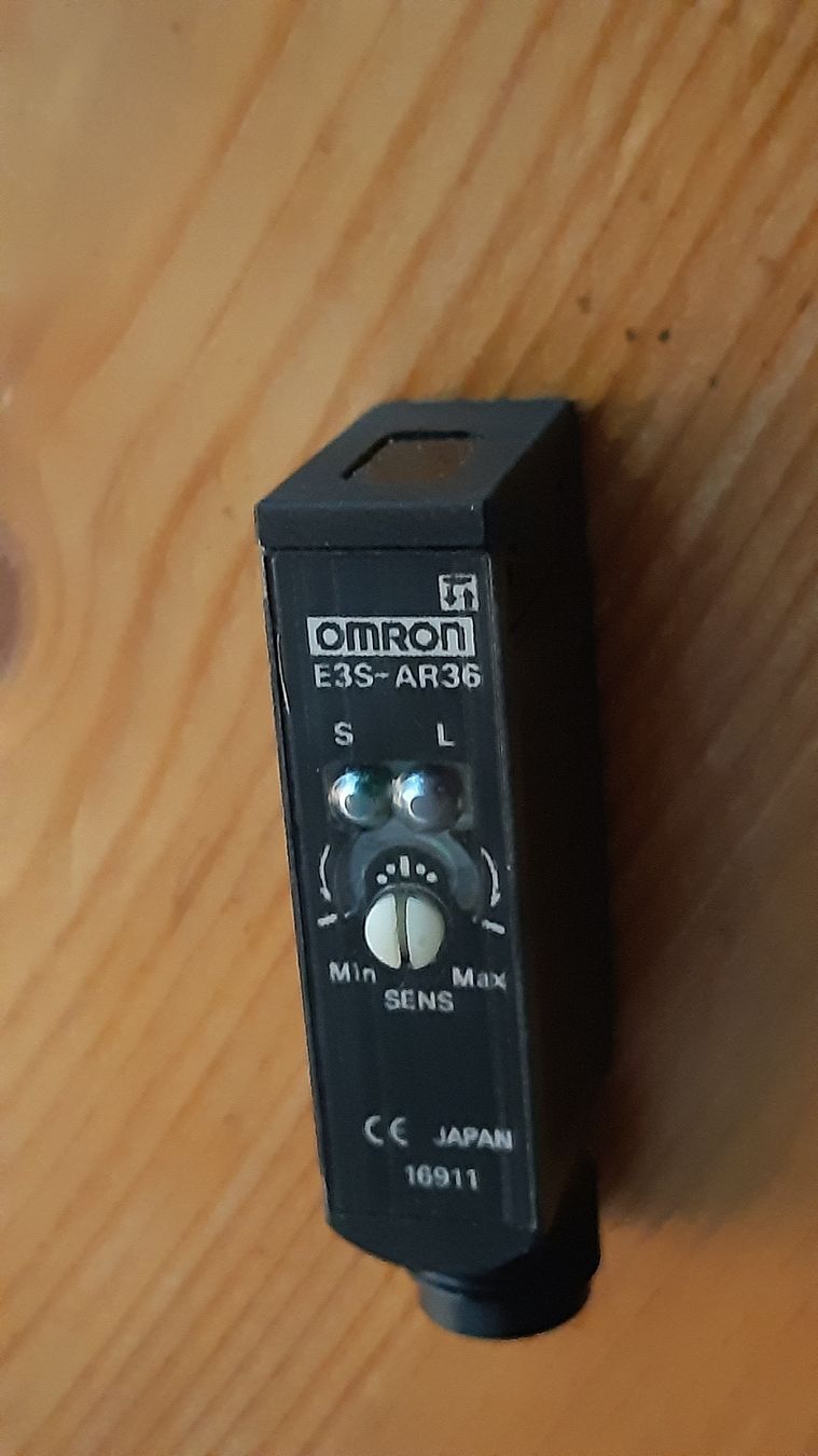Componenti elettronici: Omron Lichtschranke E3S-AR36, NEU, inkl. Reflektor – Nuovo (secondo la descrizione) da Oey venduto da Parkplatzbrocki 1