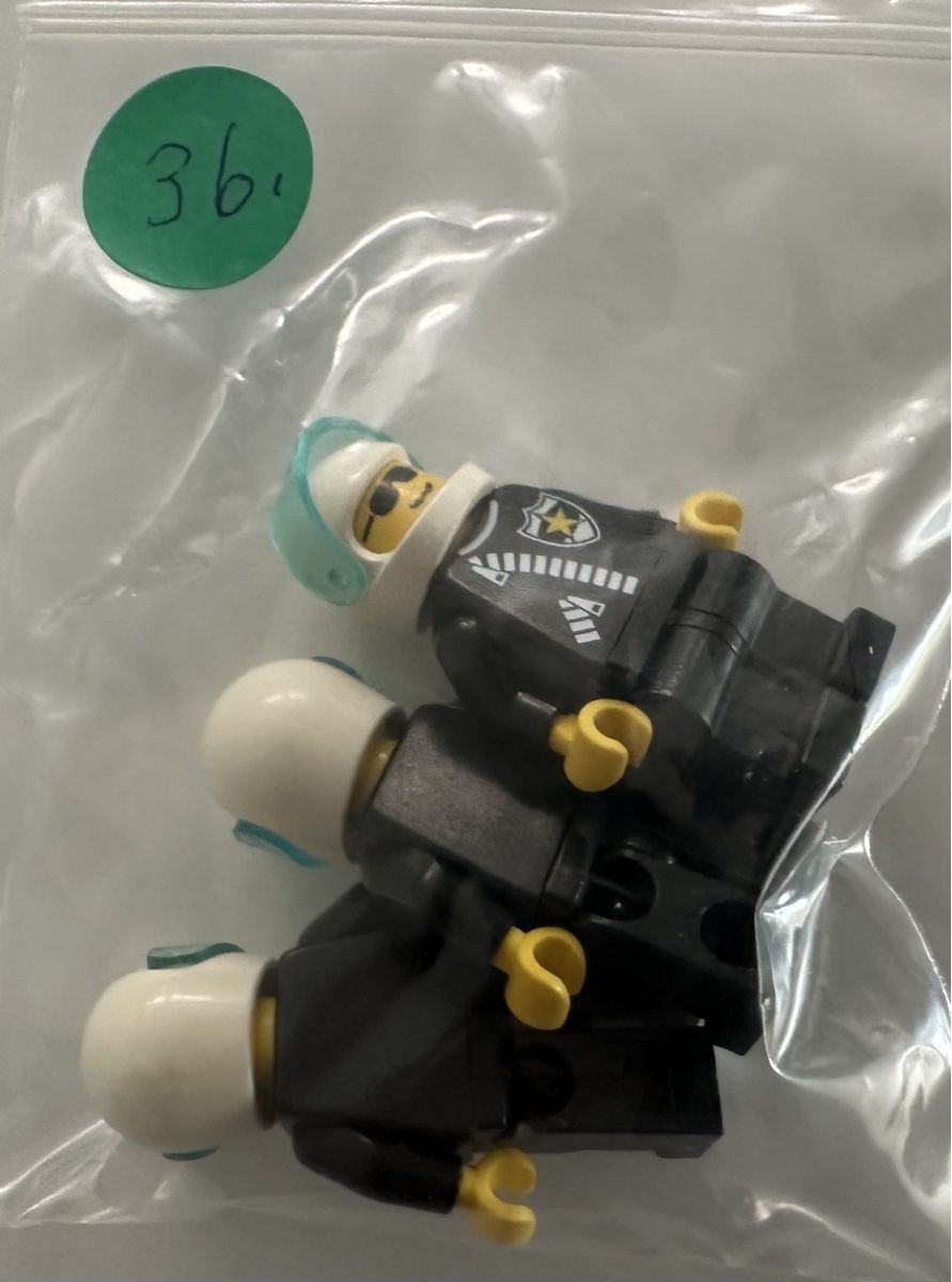 Lego Figuren: 3 Lego Polizisten Figuren mit Helm, Oldtimer – Gebraucht aus Rheinfelden von zim_2hqc 1