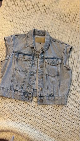 Stylish Light Wash Denim Jacket - Perfect for Summer!