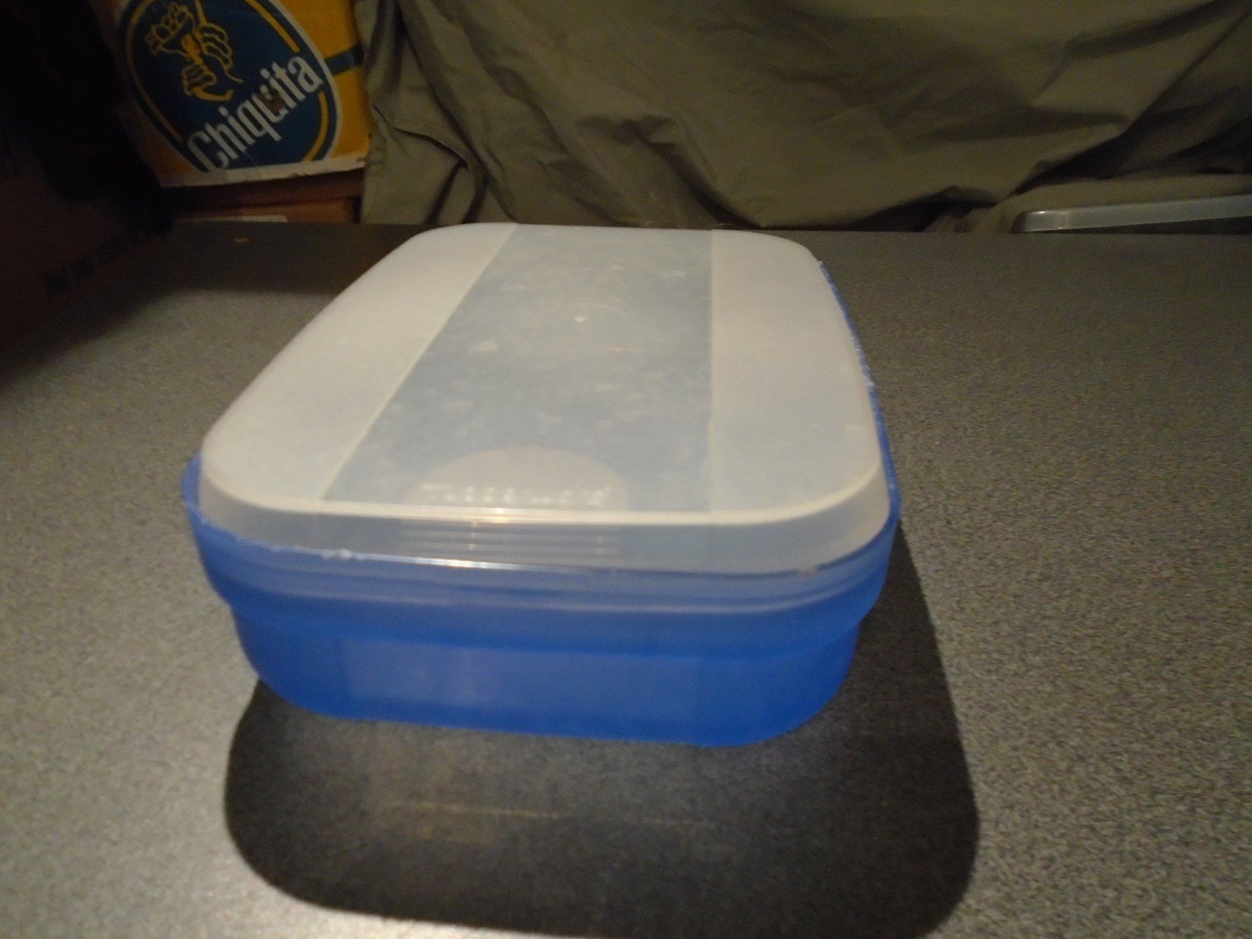 Tupperware Behälter & Ähnliches: Dose Tupperware, 700 ml, blau / flach – Gebraucht aus Zürich von Motzkuh