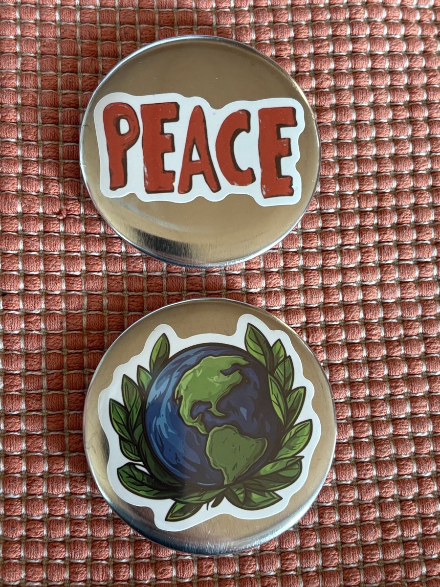 Broschen & Nadeln: Frieden Brosche / Peace Button 2er Set – Neu (gemäss Beschreibung) aus Rümlang von BoutiqueMonique16