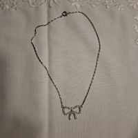Versilberte Kette mit dekorativer Schlaufe