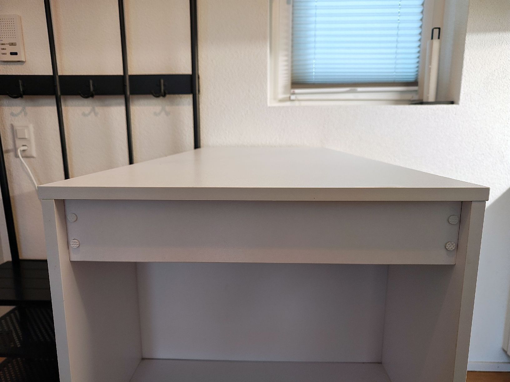Tische: White Bar Table with Integrated Storage Shelves – Gebraucht aus Glattbrugg von wki_jq8f 4