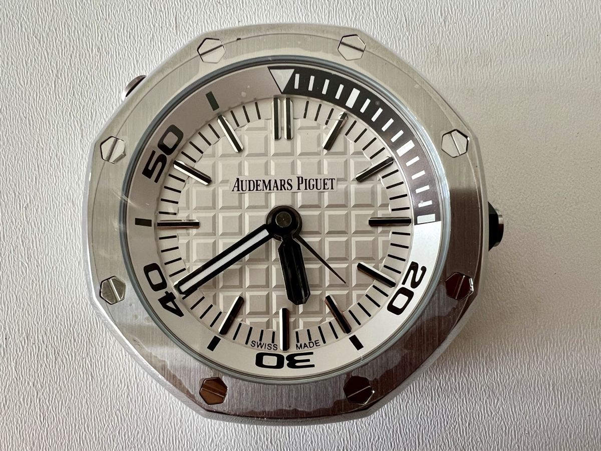 Sveglie: Audemars Piguet Royal Oak Offshore Table Clock 2016, SRP3500 – Nuovo e nell'imballaggio originale da Le Mont-sur-Lausanne venduto da LycaGallery 2