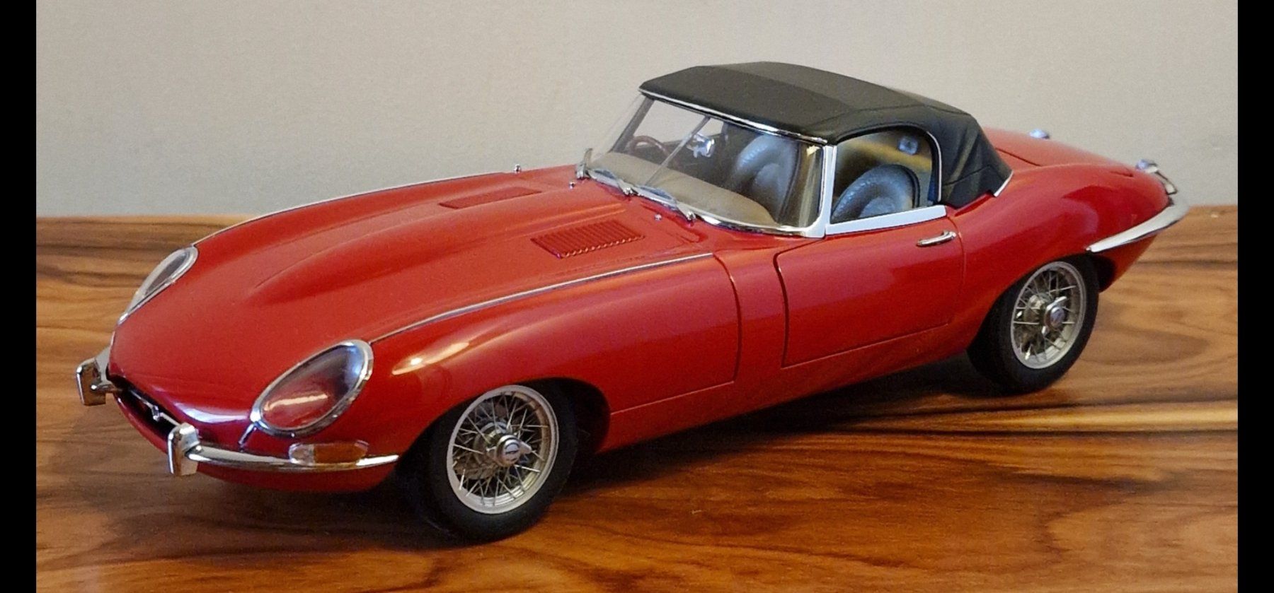 Autoart Modellautos: Autoart 1:18 Jaguar E-Type Roadster rot – Gebraucht aus Rüti b. Büren von tempo50