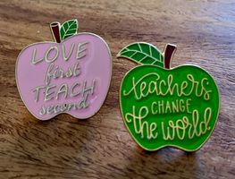 2x Pin Teacher / Lehrer