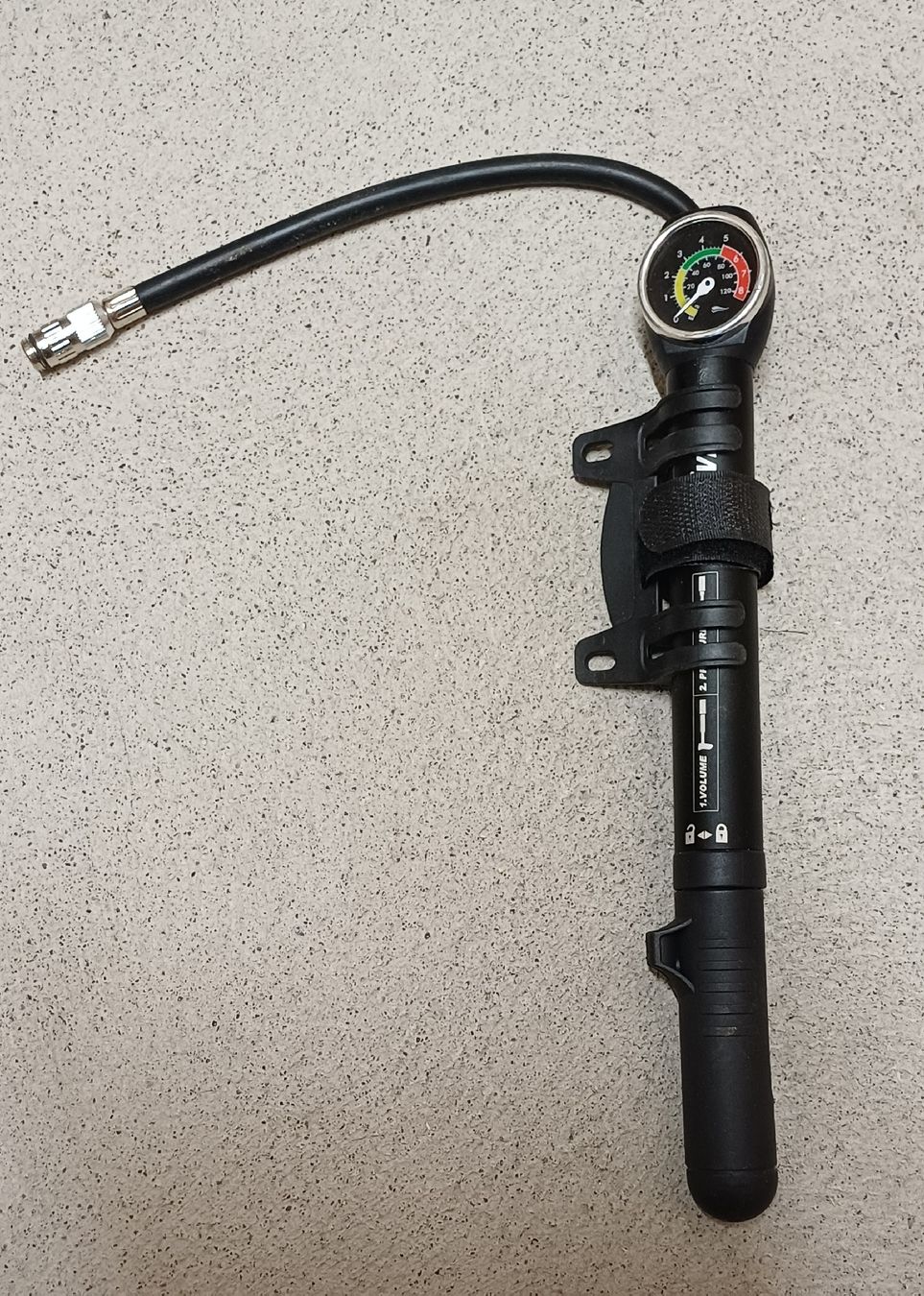 Pompes: Fahrrad Luftpumpe mit Manometer, ausziehbar – D'occasion à Pfeffikon LU par SY-YoLo