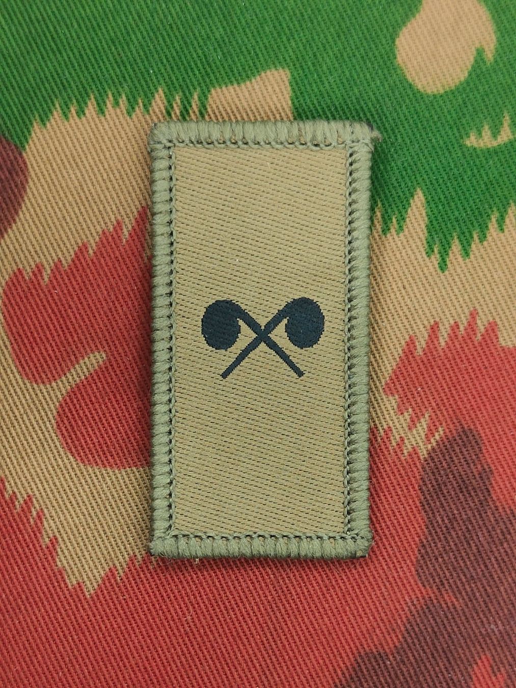 Schweizer Armee Plaketten & Abzeichen: Truppengattungsabzeichen ABC-Abwehrtruppen, Variante 1 – Gebraucht aus Bauma von SwissMilitaria
