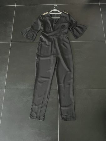 Schwarzer Jumpsuit mit Trompetenärmeln und V-Ausschnitt Gr S