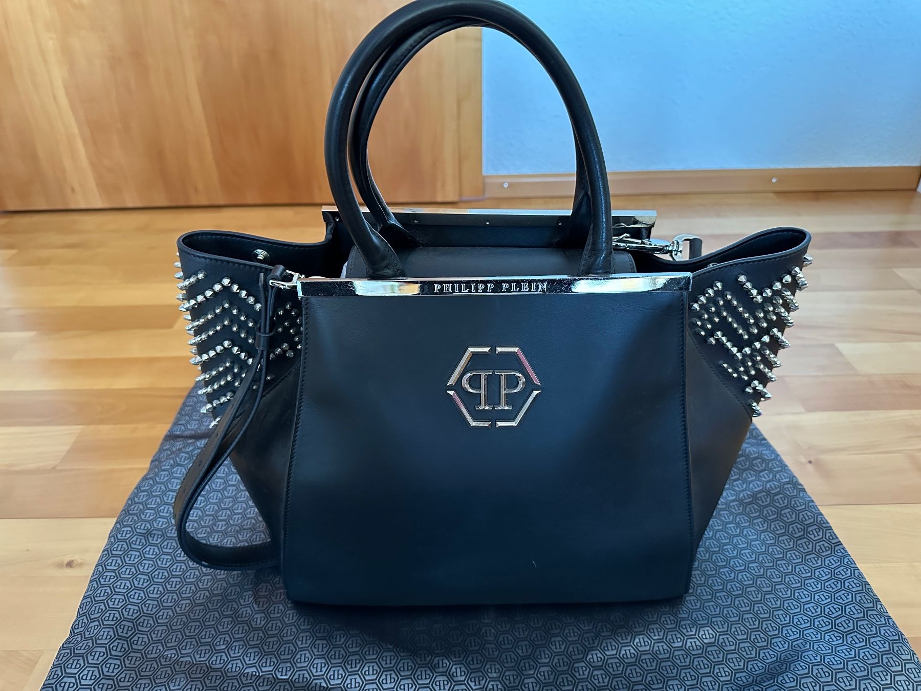 Philipp Plein Borse da donna: Philipp Plein Handtasche schwarz/Nieten – Nuovo (secondo la descrizione) da Niederhasli venduto da R__A